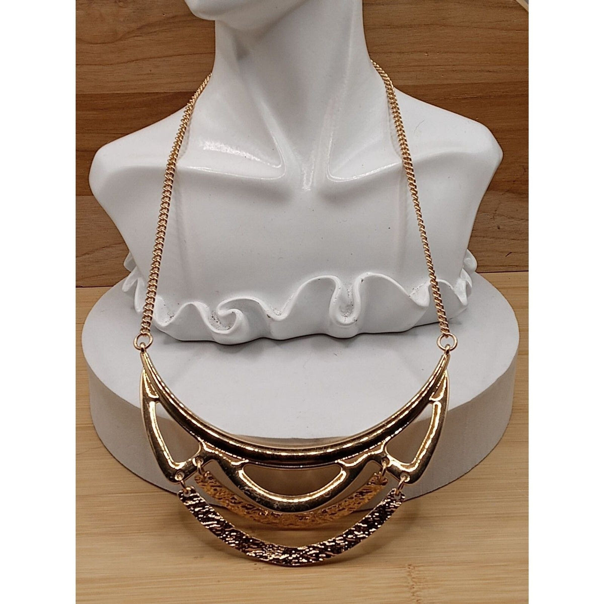 AVON Vintage Hammered Goldtone Semi Circle Linked Necklace